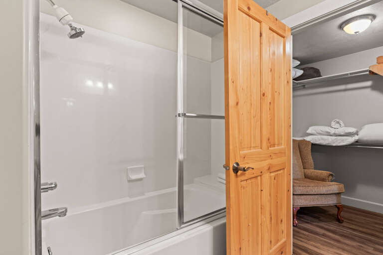 Crestview D208 by Moose Management