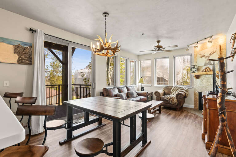 Crestview D208 by Moose Management