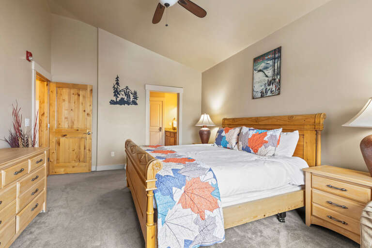 Bear HoBear Hollow Lodges 1403: Primary King bedroom
