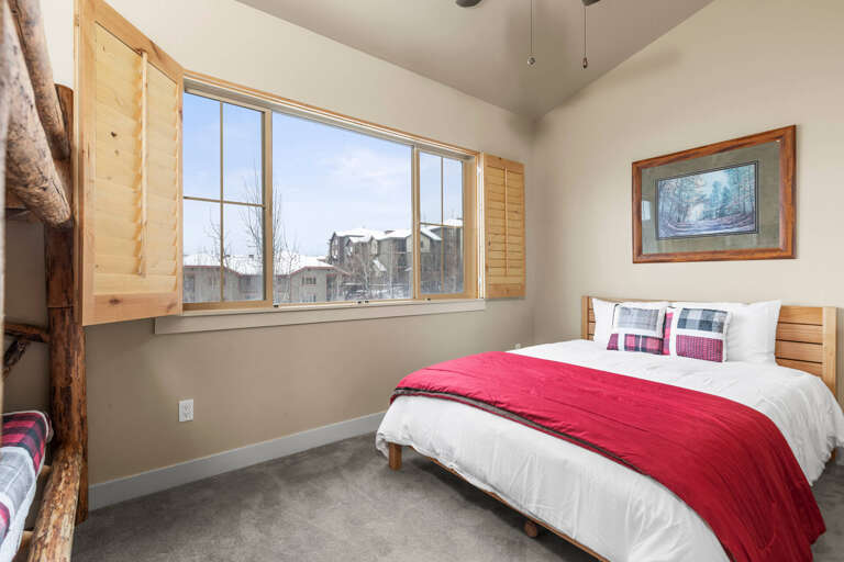 Bear Hollow Lodges 1403: Guest bedroom with Queen bed and Twin-over-Twin bunkbed