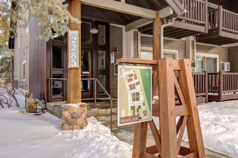 The winter entrance of a mountain property, featuring building number 2285 and a property map for easy navigation to your unit.