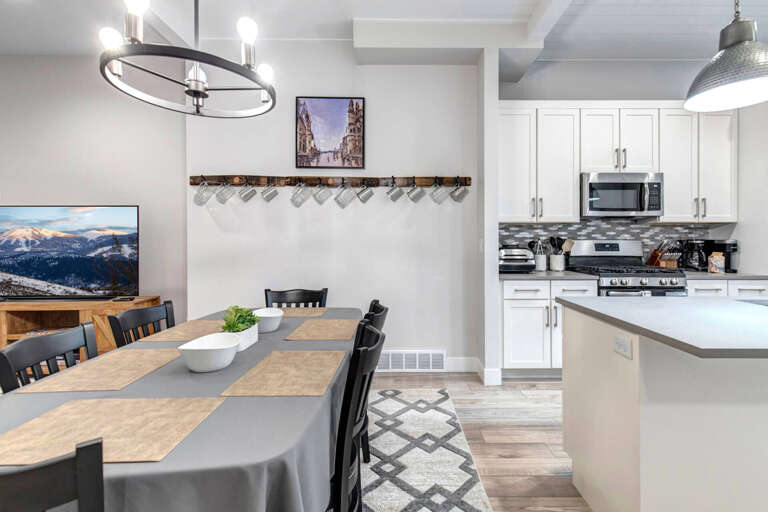 Wasatch Springs 1107: Spacious dining and kitchen area.
