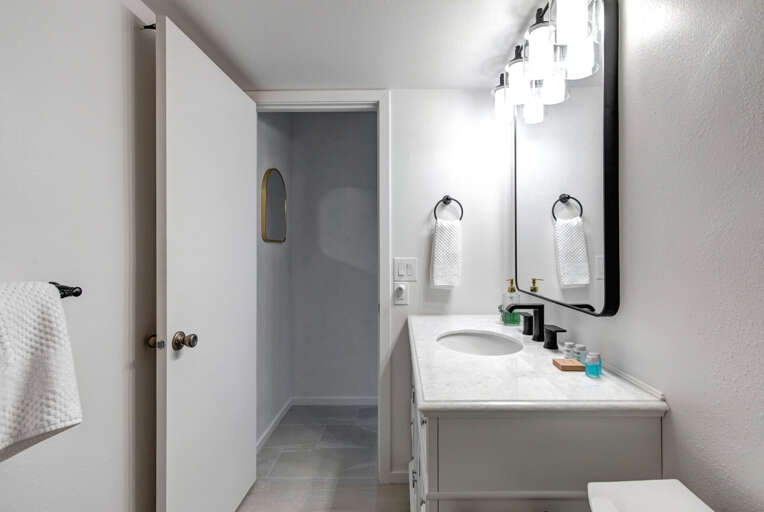 Powderwood Pines 13F: Full bathroom