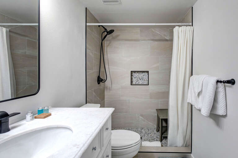 Powderwood Pines 13F: Full bathroom