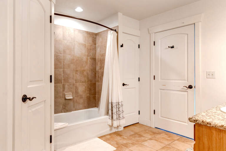 Moose Lodge 5: Primary ensuite Moose Lodge 5: Primary ensuite