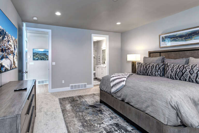Mayflower Village 991: Main level primary King bedroom