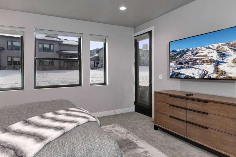 Mayflower Village 991: Primary King bedroom