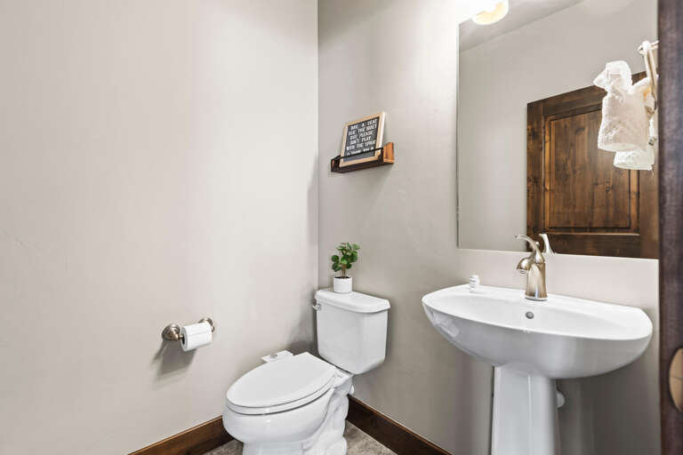 Retreat 13548: Main-mid half bathroom