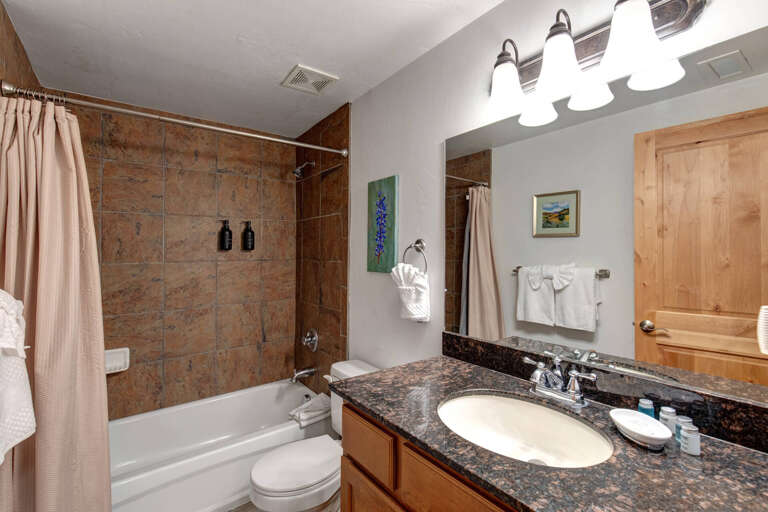 Vacation Rentals in Park City at Bear Hollow 3303: Shared guest bathroom