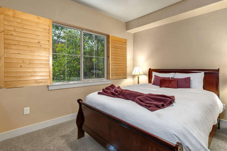 Bear Hollow Lodge 3301: 2nd Queen bedroom