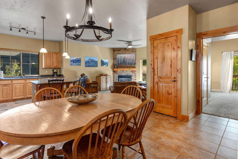 Bear Hollow Lodge 3301: Dining table seating for 6