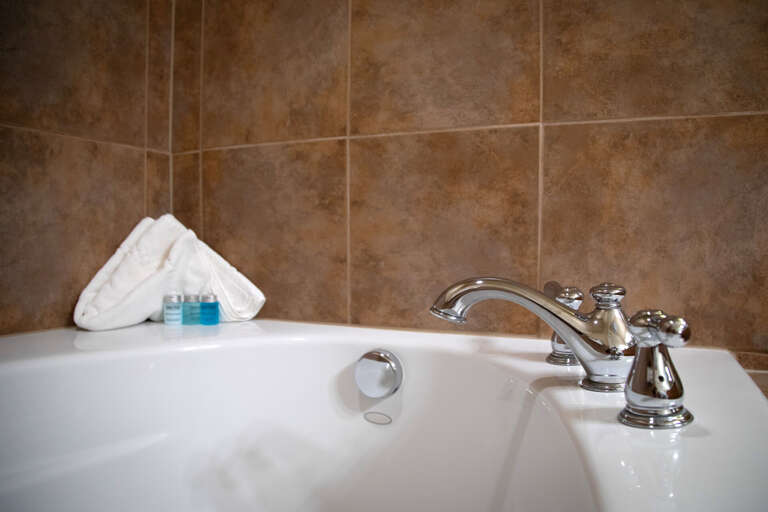 Bear Hollow Lodge 3301: Enjoy a large soaking tub in the primary ensuite bathroom