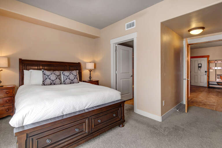 Bear Hollow Lodge 3301: Primary Queen bedroom with ensuite bathroom