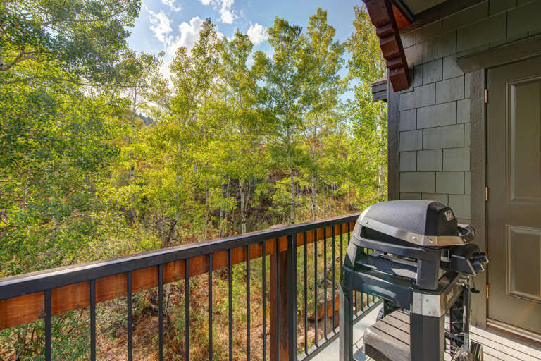 Bear Hollow Lodge 3301: Private balcony with a Weber Pulse grill