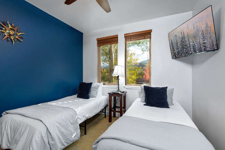 Crestview Commons A207: Second bedroom with two twin-sized beds.