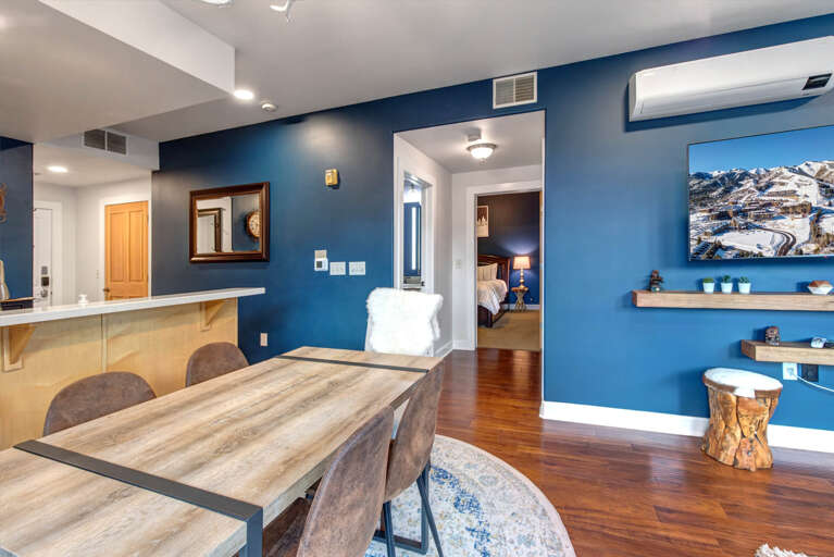 Crestview Commons A207: Large dining table with seating for 6.