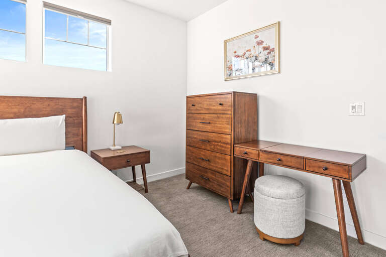 Jordanelle Ridge 499: Desk/vanity