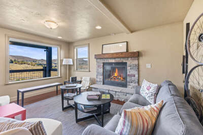 Hailstone Heights 1446: Main level living room with gas fireplace. Hailstone Heights 1446: Main level living room with gas fireplace.