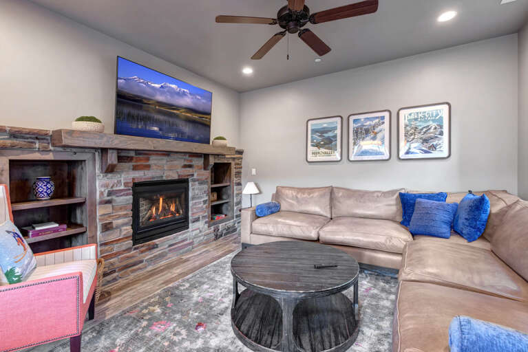 Parks Edge 13631: Living room with fireplace, smart TV and cozy, comfortable seating
