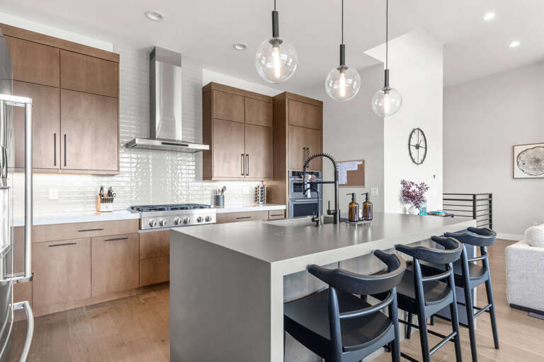 Klaim Retreats 822: Fully Equipped Kitchen with High-End Appliances Klaim Retreats 822: Fully Equipped Kitchen with High-End Appliances