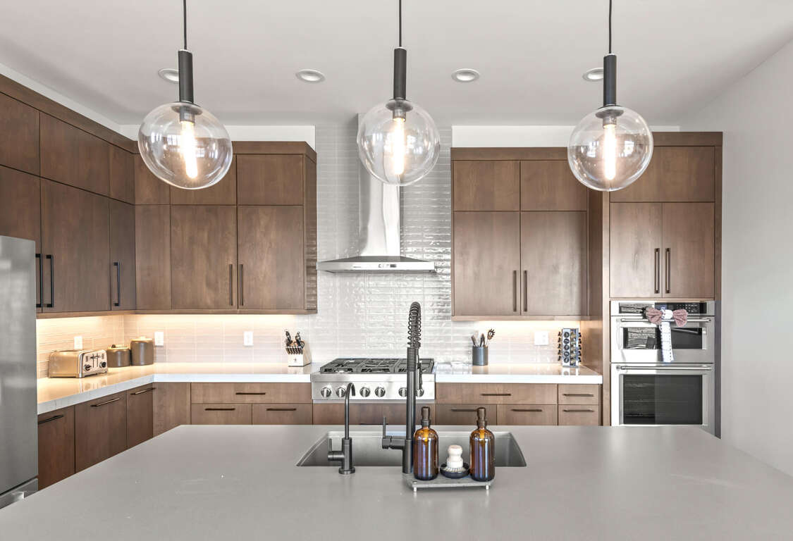 Klaim Retreats 822: Fully Equipped Kitchen with High-End Appliances Klaim Retreats 822: Fully Equipped Kitchen with High-End Appliances