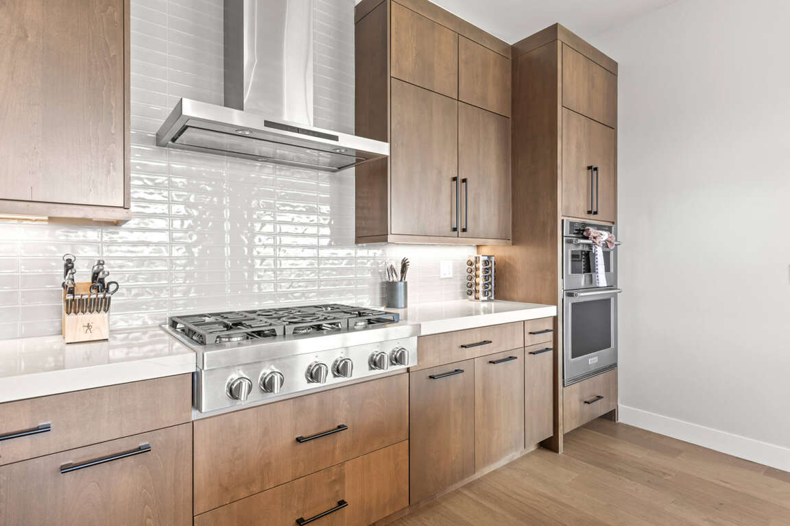 Klaim Retreats 822: Fully Equipped Kitchen with High-End Appliances Klaim Retreats 822: Fully Equipped Kitchen with High-End Appliances