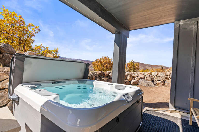 Klaim Retreats 822: Private Bullfrog 6-Person Hot Tub Klaim Retreats 822: Private Bullfrog 6-Person Hot Tub