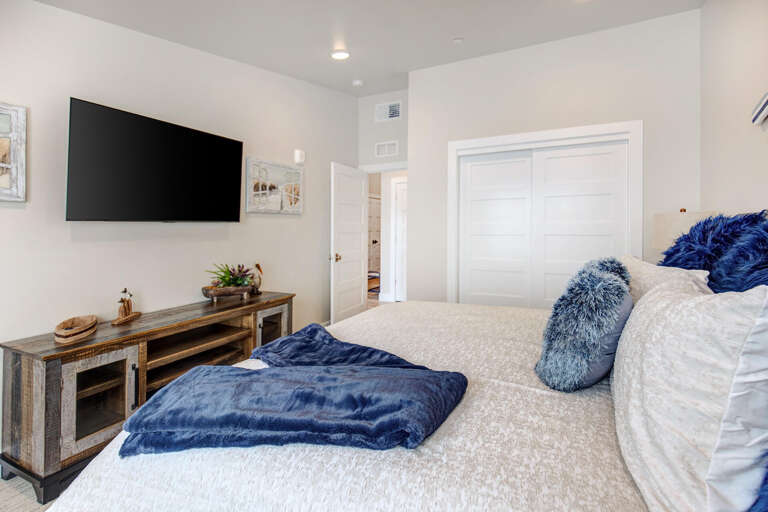 Mayflower Lakeside 1114-303: Second guest bedroom with King-size bed