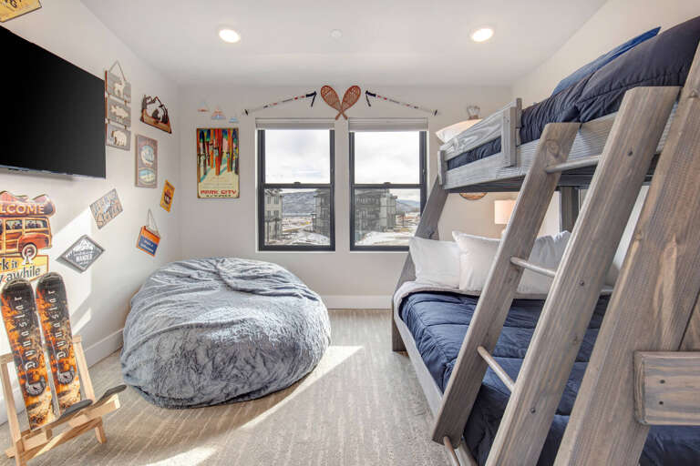 Mayflower Lakeside 1114-303: Third guest bedroom with twin-over-queen bunkbed