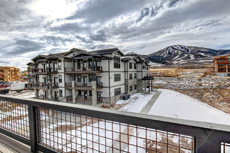 Mayflower Lakeside 1114-303: Outdoor patio with mountain views.