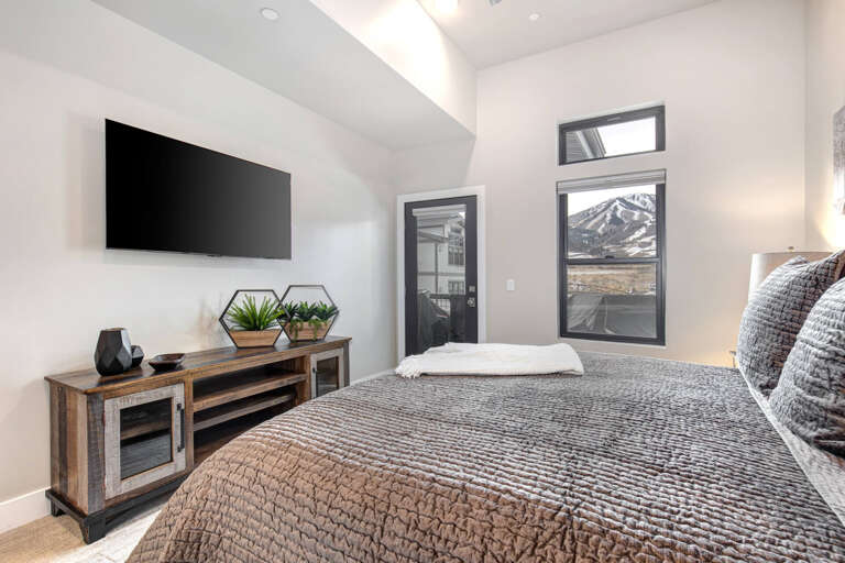 Mayflower Lakeside 1114-303: The primary King-size bedroom includes balcony access, a spacious walk-in closet, and an ensuite bathroom.