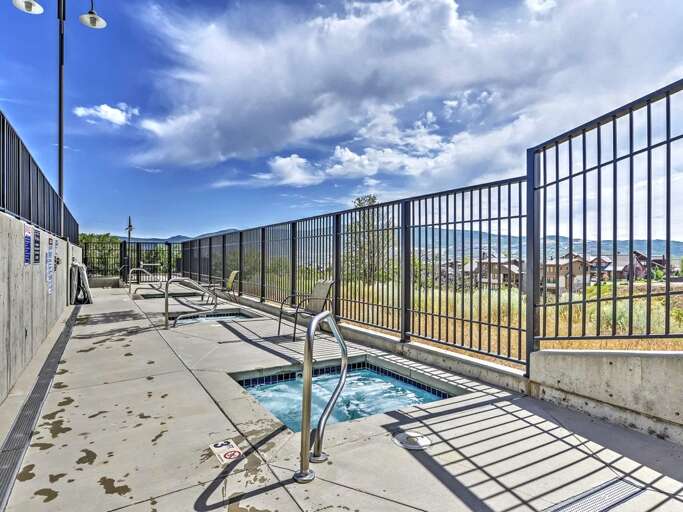 The Mason at Stillwater: Three hot tubs