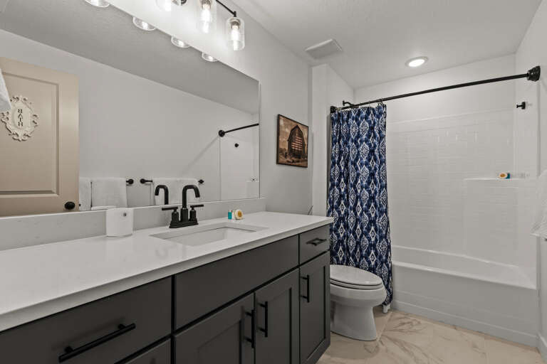 Coyote Ridge 1796: Downstairs bathroom with tub/shower combo