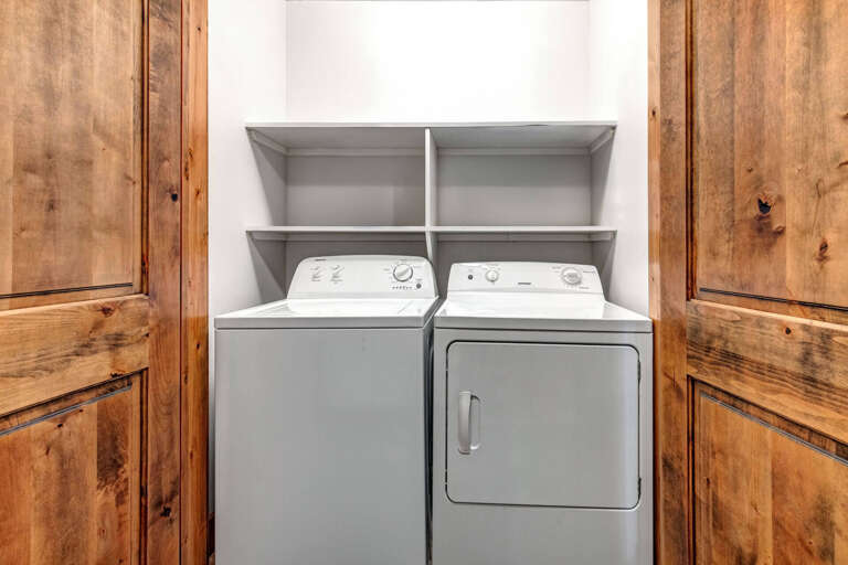 You'll appreciate the convenience of having a full-size washer and dryer tucked into your stay, making it easy to pack light and keep clothes fresh throughout your trip.