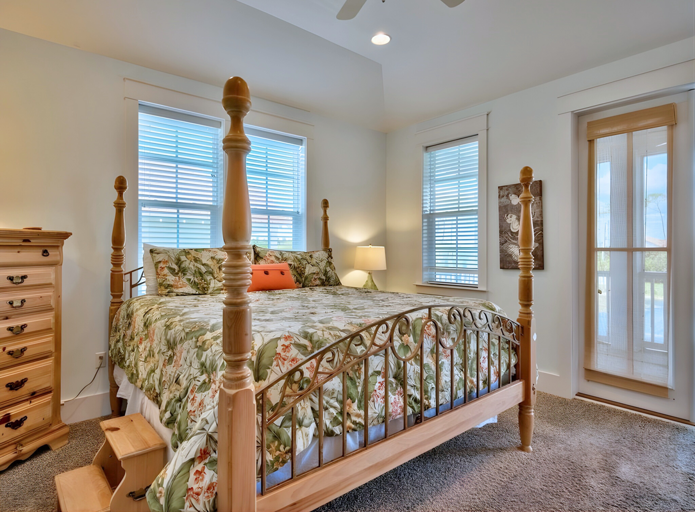 1st Floor - 🛏️ King Suite: Private en-suite bathroom (sleeps 2)