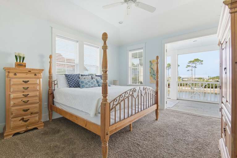 1st Floor - 🛏️ King Suite: Private en-suite bathroom (sleeps 2)