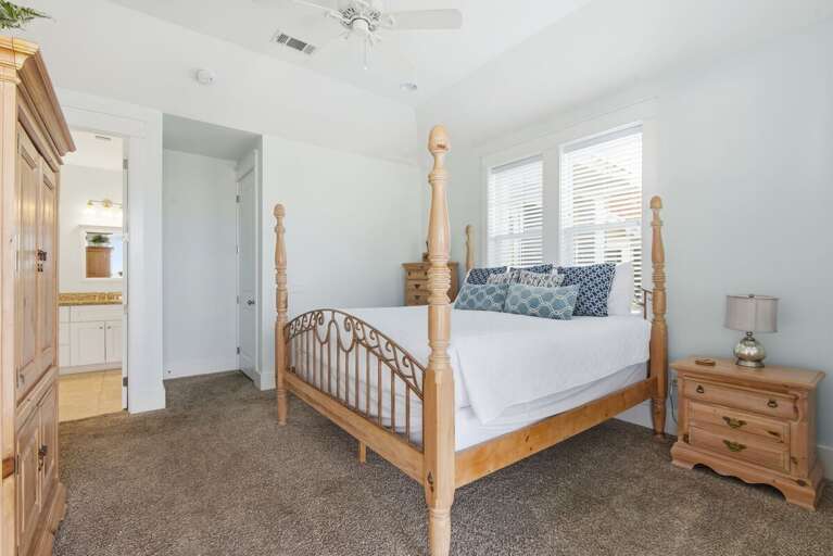 1st Floor - 🛏️ King Suite: Private en-suite bathroom (sleeps 2)