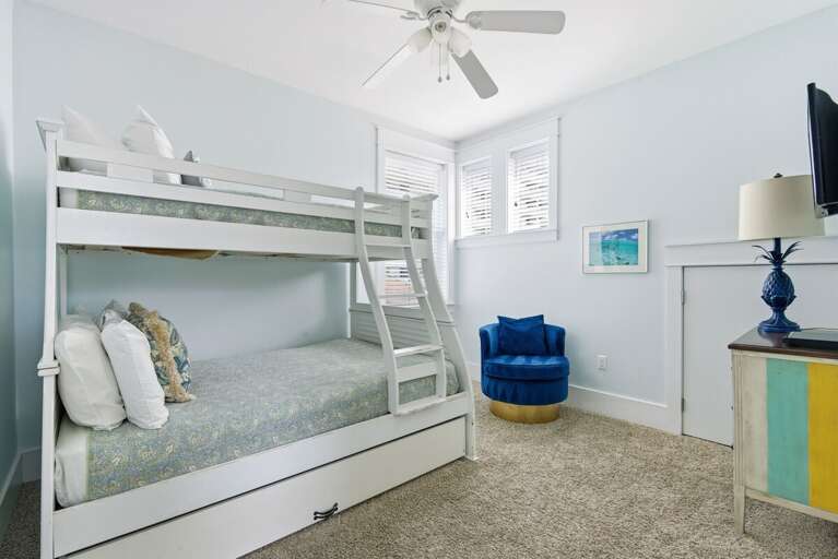🛏️ Bunk Room: One twin-over-full bunk with pullout bed—perfect for kids and friends (sleeps 4)