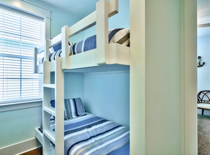 🛌 Cozy Bunk Nook: Ideal for little ones (sleeps 2)