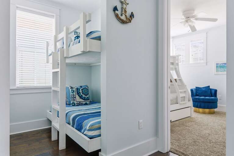 🛌 Cozy Bunk Nook: Ideal for little ones (sleeps 2)