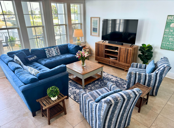 🛋️ Open Living Area: Comfortable seating and a welcoming atmosphere