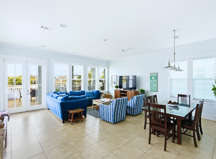 🛋️ Open Living Area: Comfortable seating and a welcoming atmosphere