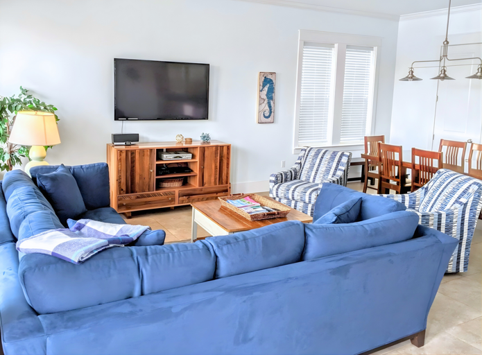 🛋️ Open Living Area: Comfortable seating and a welcoming atmosphere