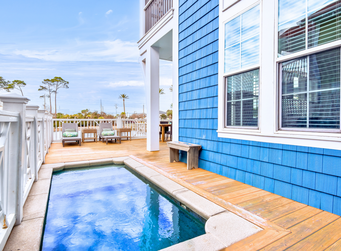 Your own Private splash pool overlooking the lake and fountain.