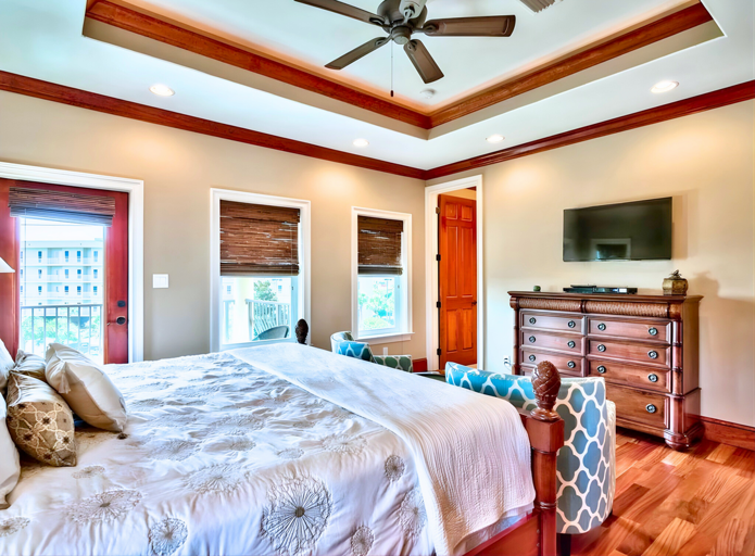 2nd Floor - 🛏️ King Suite: En-suite bathroom (sleeps 2) w/ Balcony