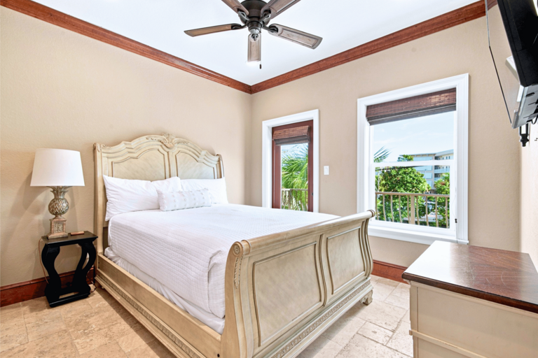 2nd Floor - 🛏️ Queen Bedroom: Comfortable and charming (sleeps 2)