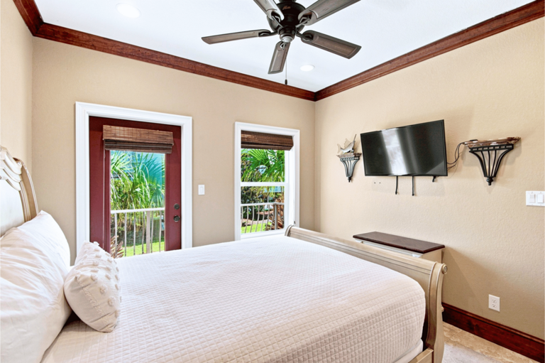 2nd Floor - 🛏️ Queen Bedroom: Comfortable and charming (sleeps 2)