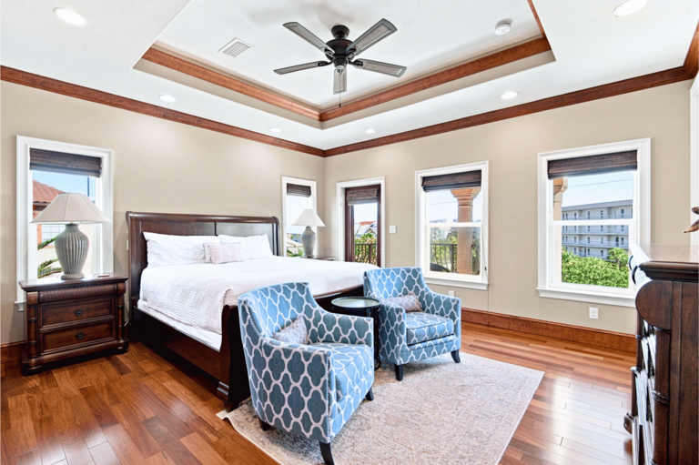 3rd Floor - 🛏️ King Suite: En-suite bathroom (sleeps 2) w/ Balcony