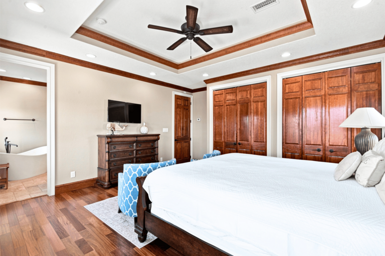 3rd Floor - 🛏️ King Suite: En-suite bathroom (sleeps 2) w/ Balcony