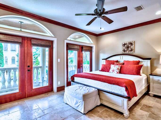 3rd Floor - 🛏️ Private King Master Suite: Stunning Gulf views, en-suite bathroom, garden tub, and private balcony—a perfect retreat